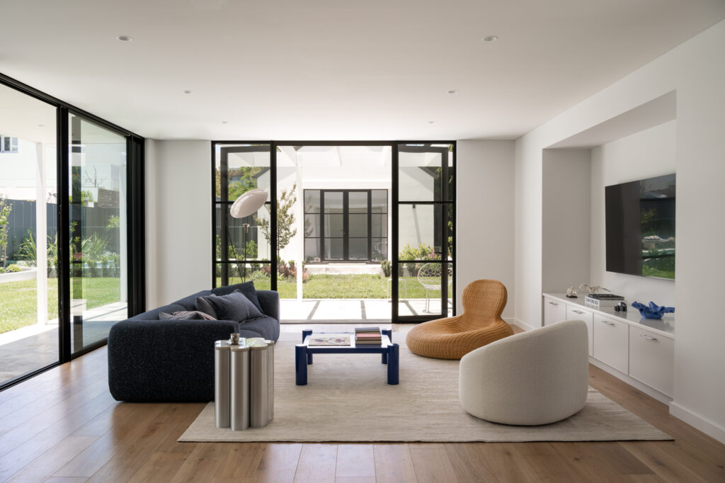 Open living space with oak floors and a garden view. Spacious and calm.